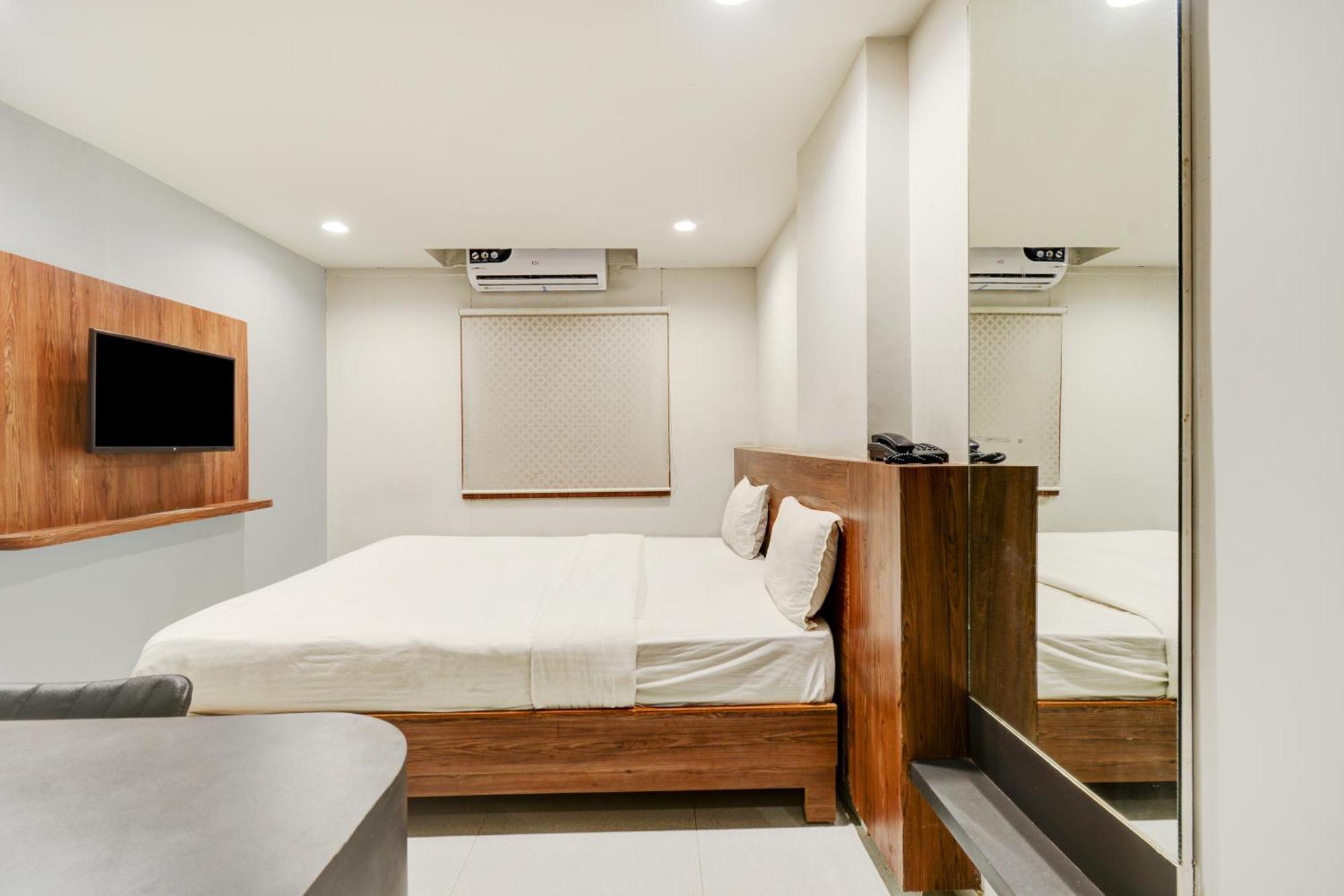 Hotel Desert Inn Tharad Bagian luar foto