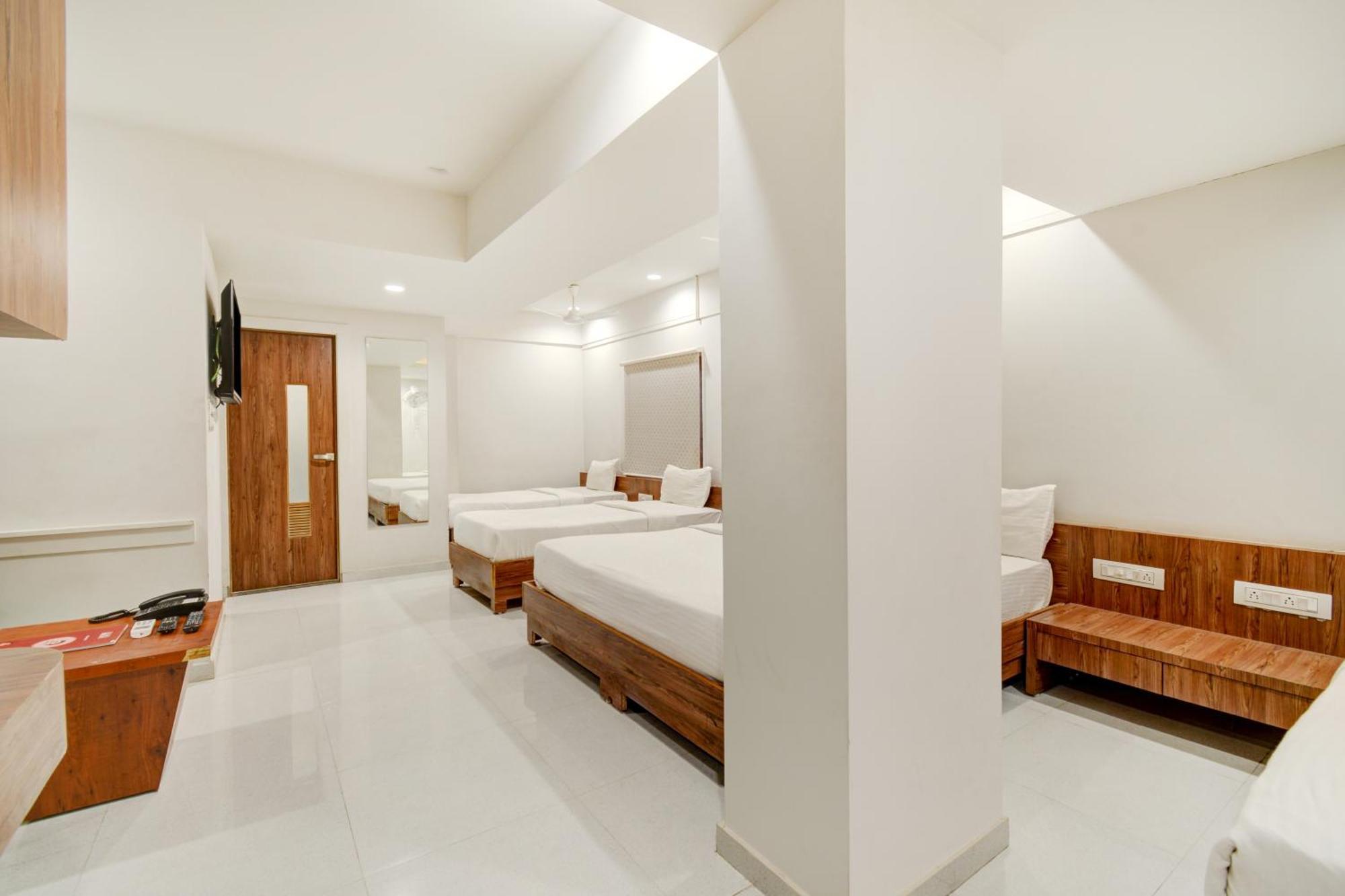 Hotel Desert Inn Tharad Bagian luar foto