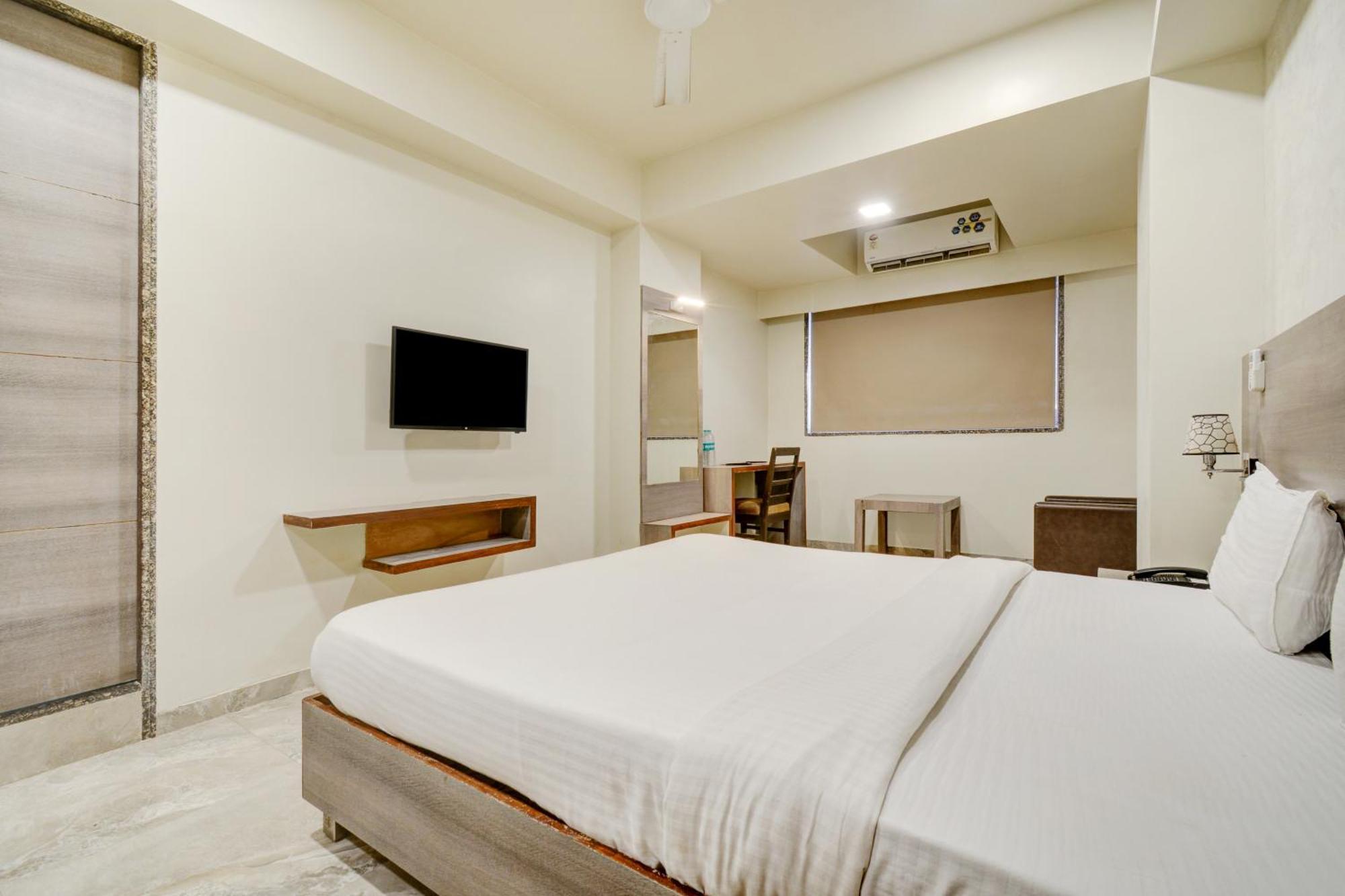 Hotel Desert Inn Tharad Bagian luar foto