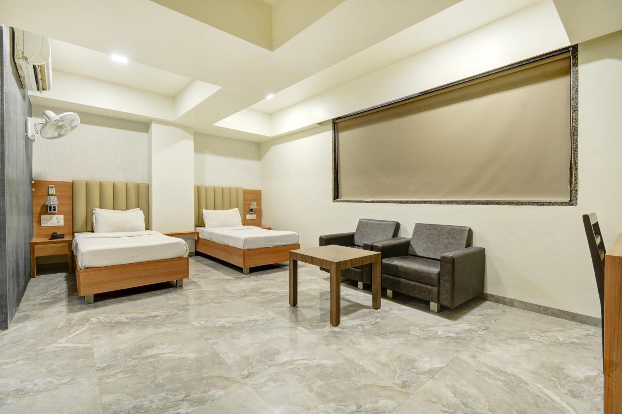 Hotel Desert Inn Tharad Bagian luar foto