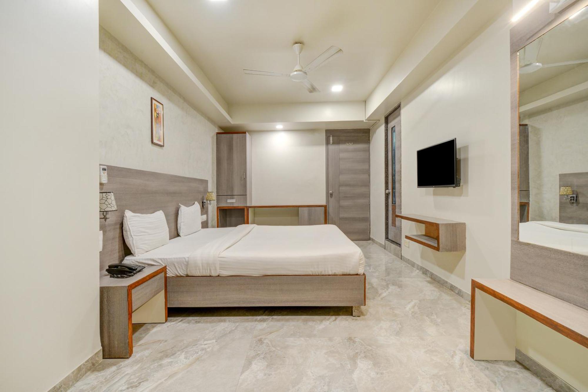 Hotel Desert Inn Tharad Bagian luar foto
