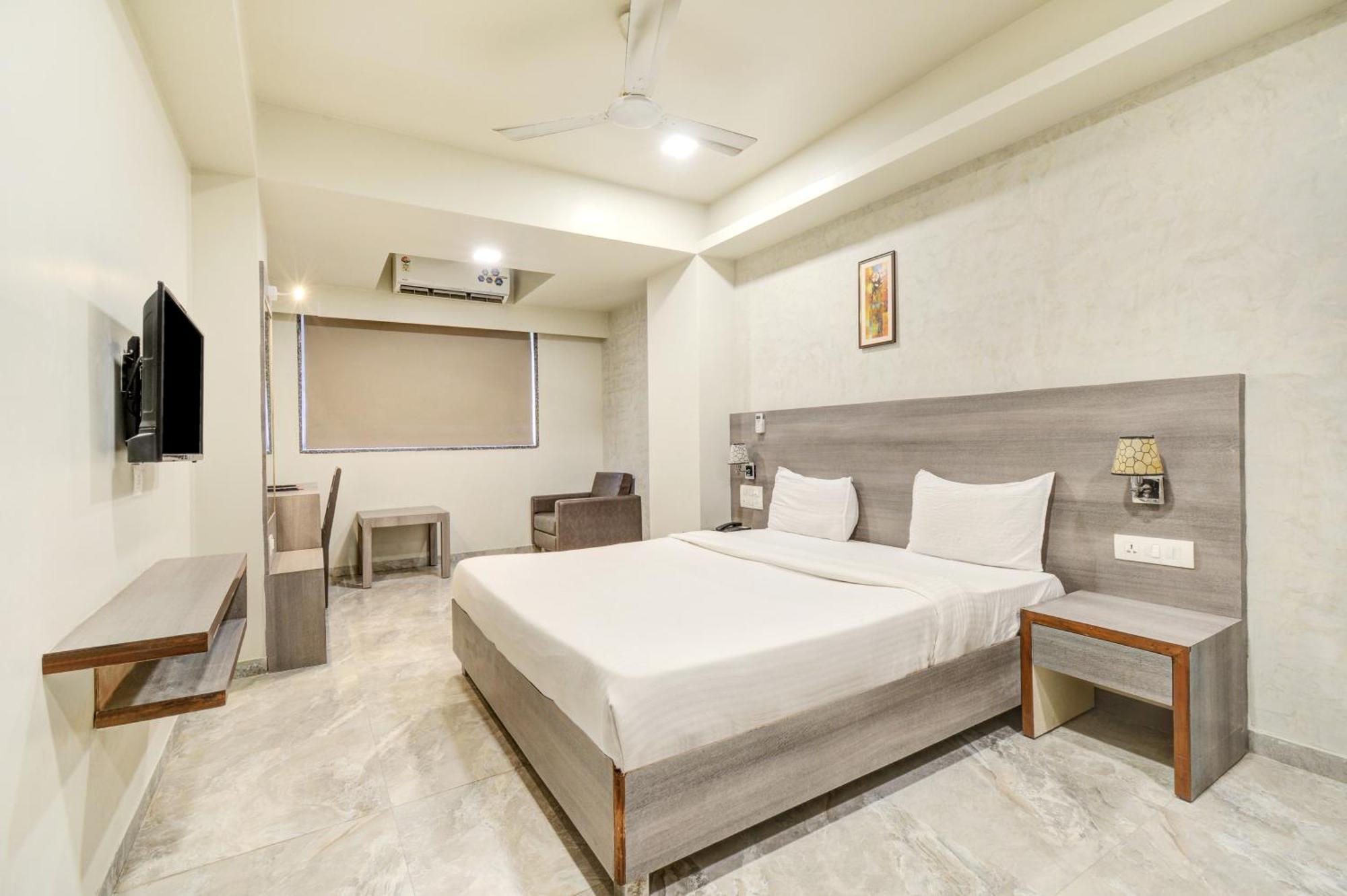 Hotel Desert Inn Tharad Bagian luar foto