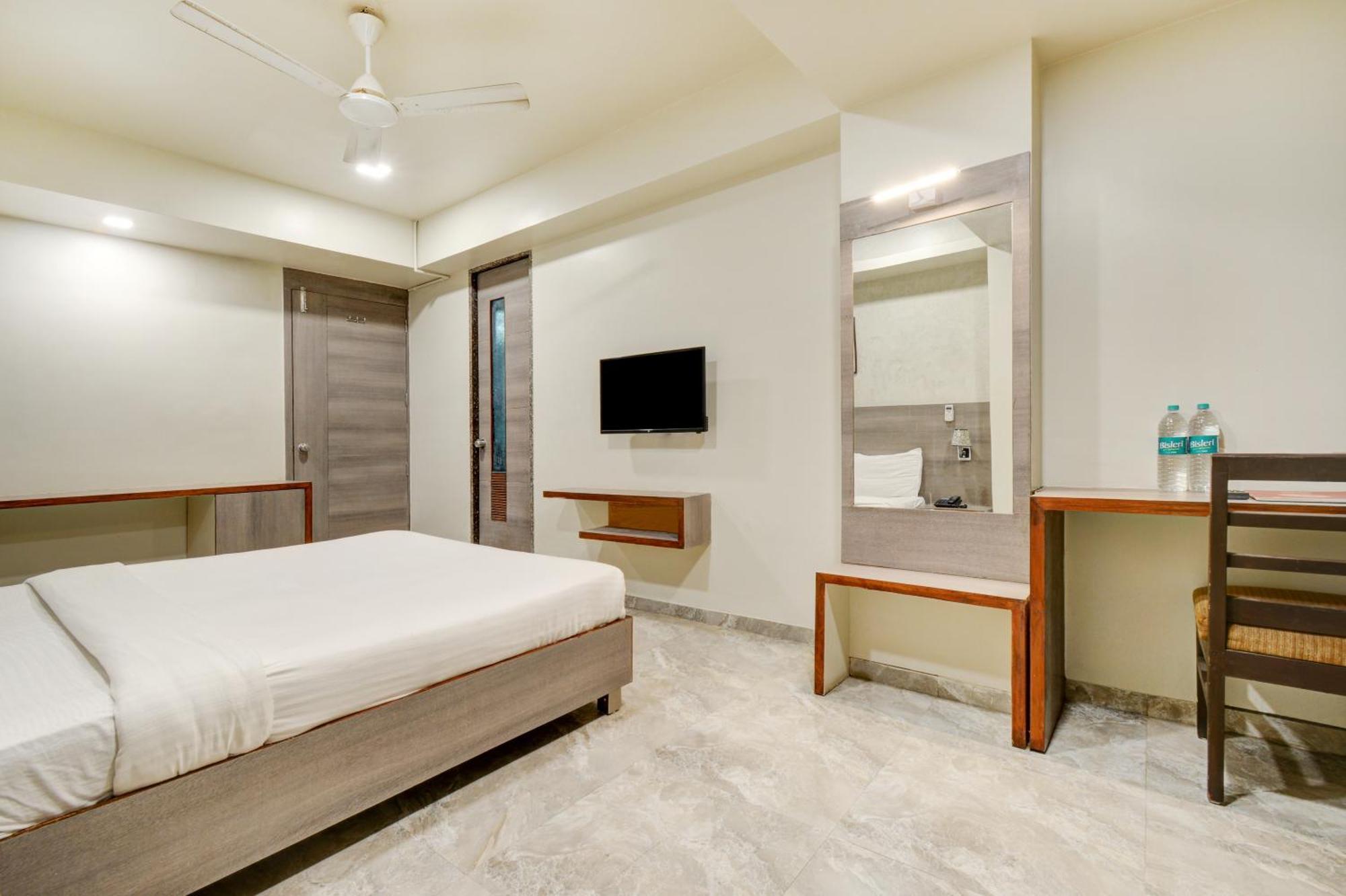 Hotel Desert Inn Tharad Bagian luar foto