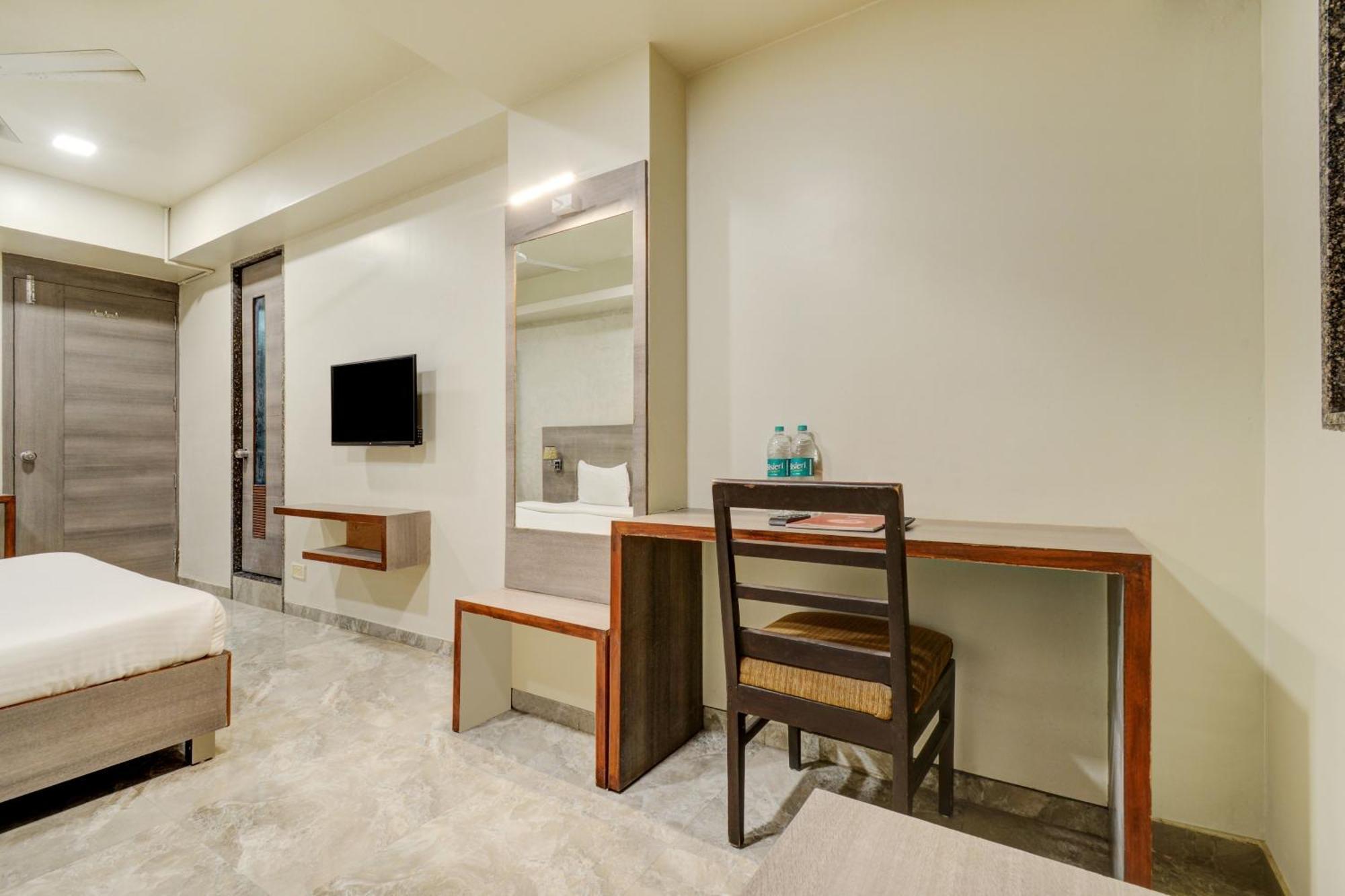 Hotel Desert Inn Tharad Bagian luar foto