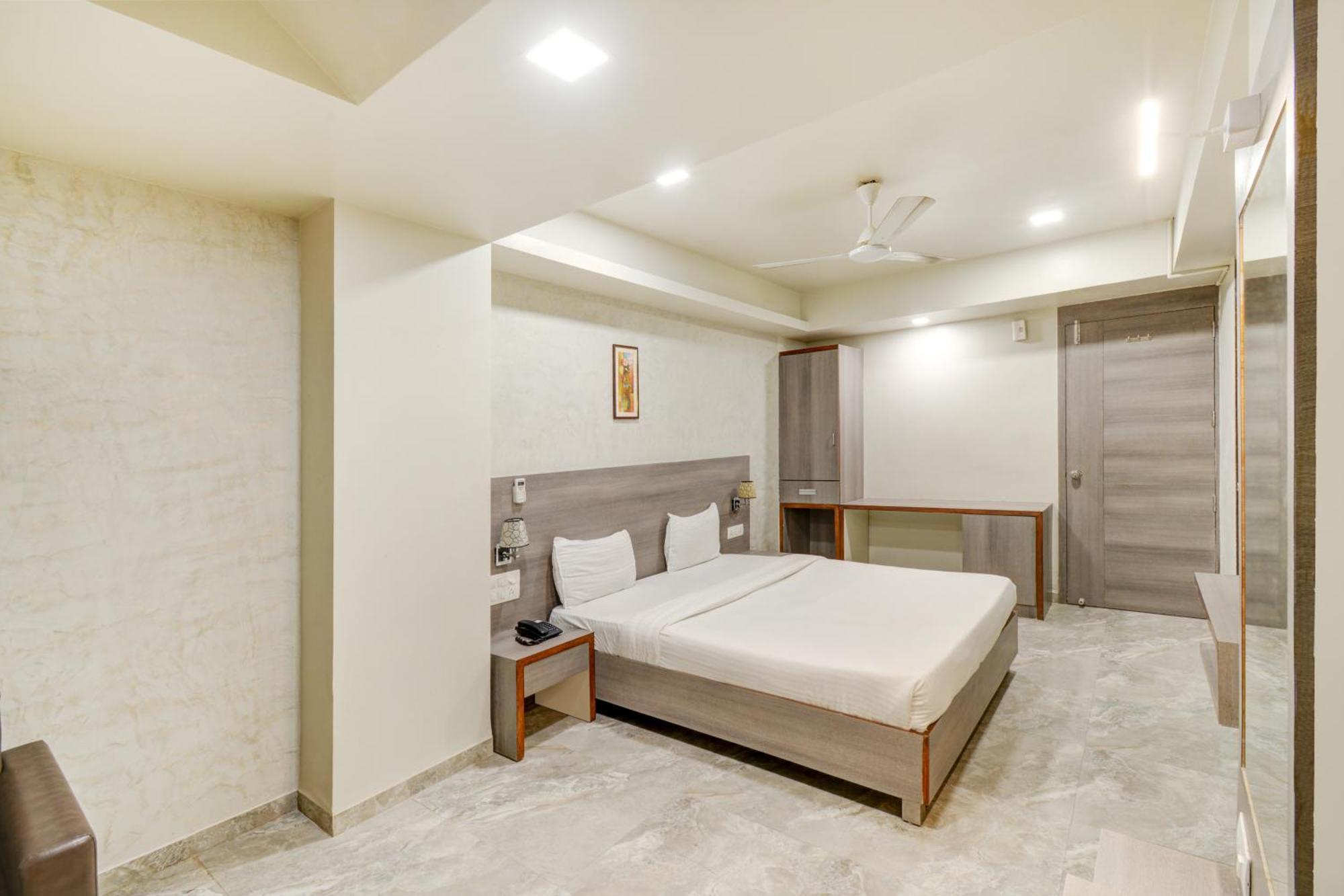 Hotel Desert Inn Tharad Bagian luar foto