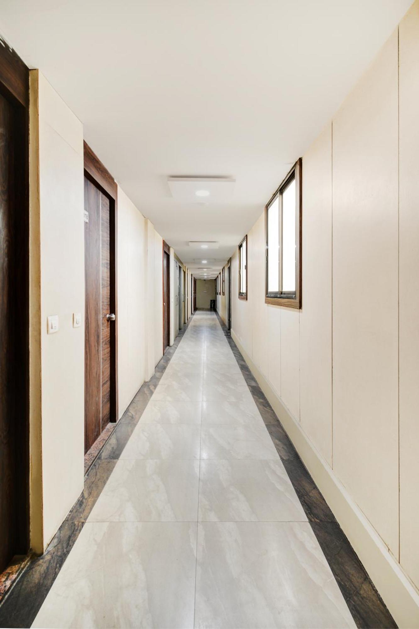 Hotel Desert Inn Tharad Bagian luar foto