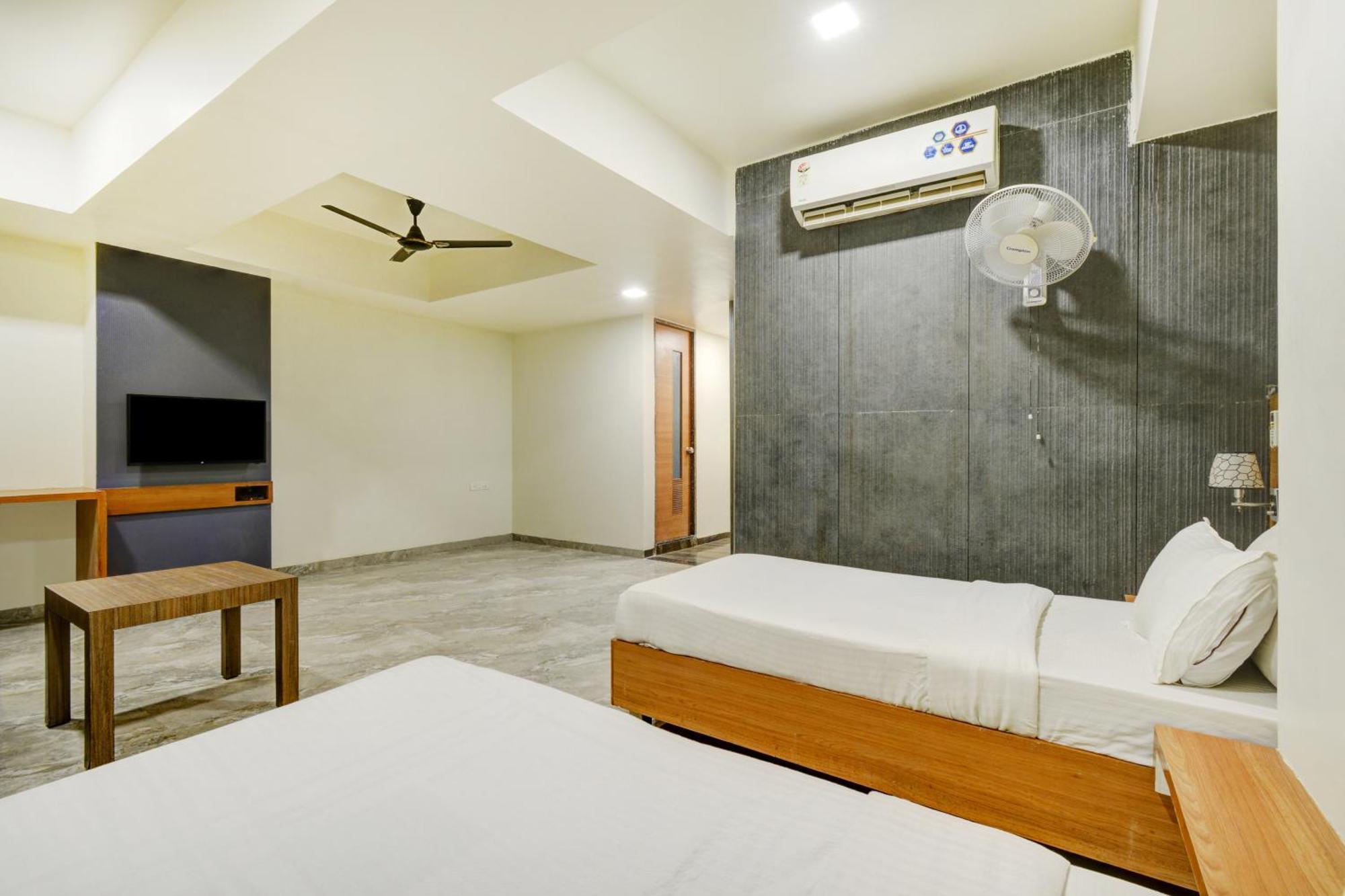 Hotel Desert Inn Tharad Bagian luar foto