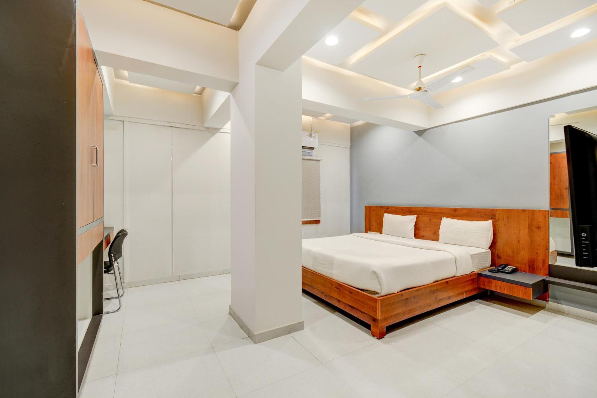 Hotel Desert Inn Tharad Bagian luar foto