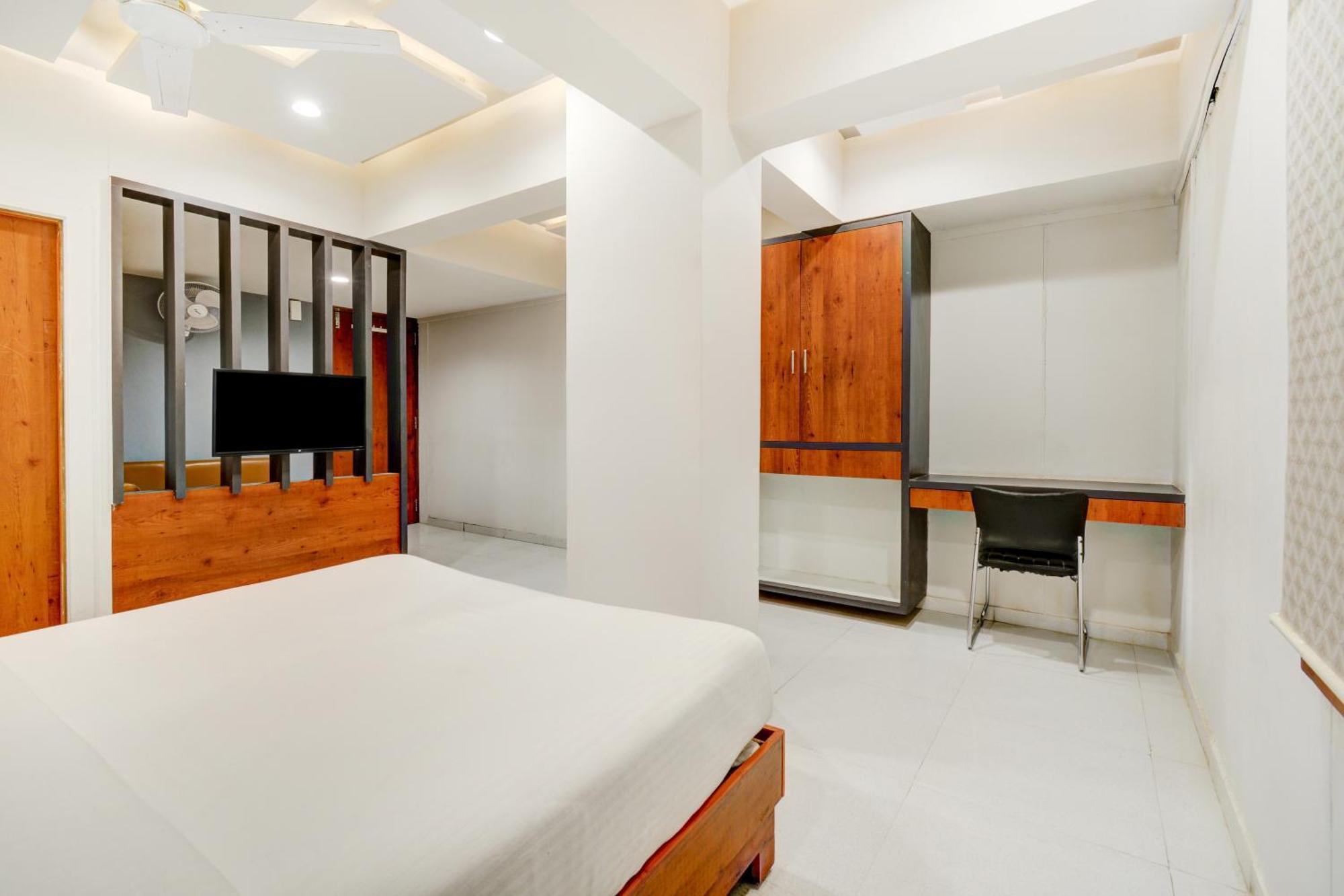 Hotel Desert Inn Tharad Bagian luar foto