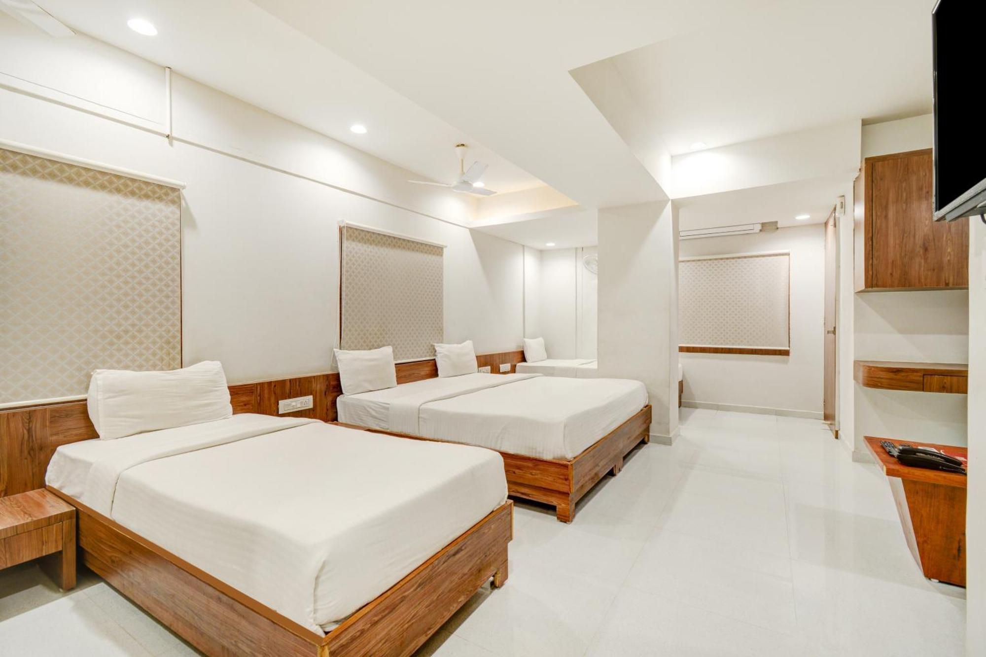 Hotel Desert Inn Tharad Bagian luar foto