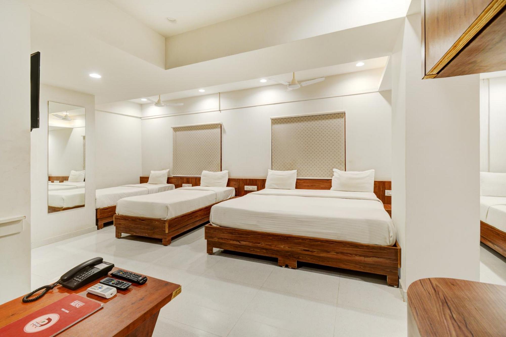Hotel Desert Inn Tharad Bagian luar foto
