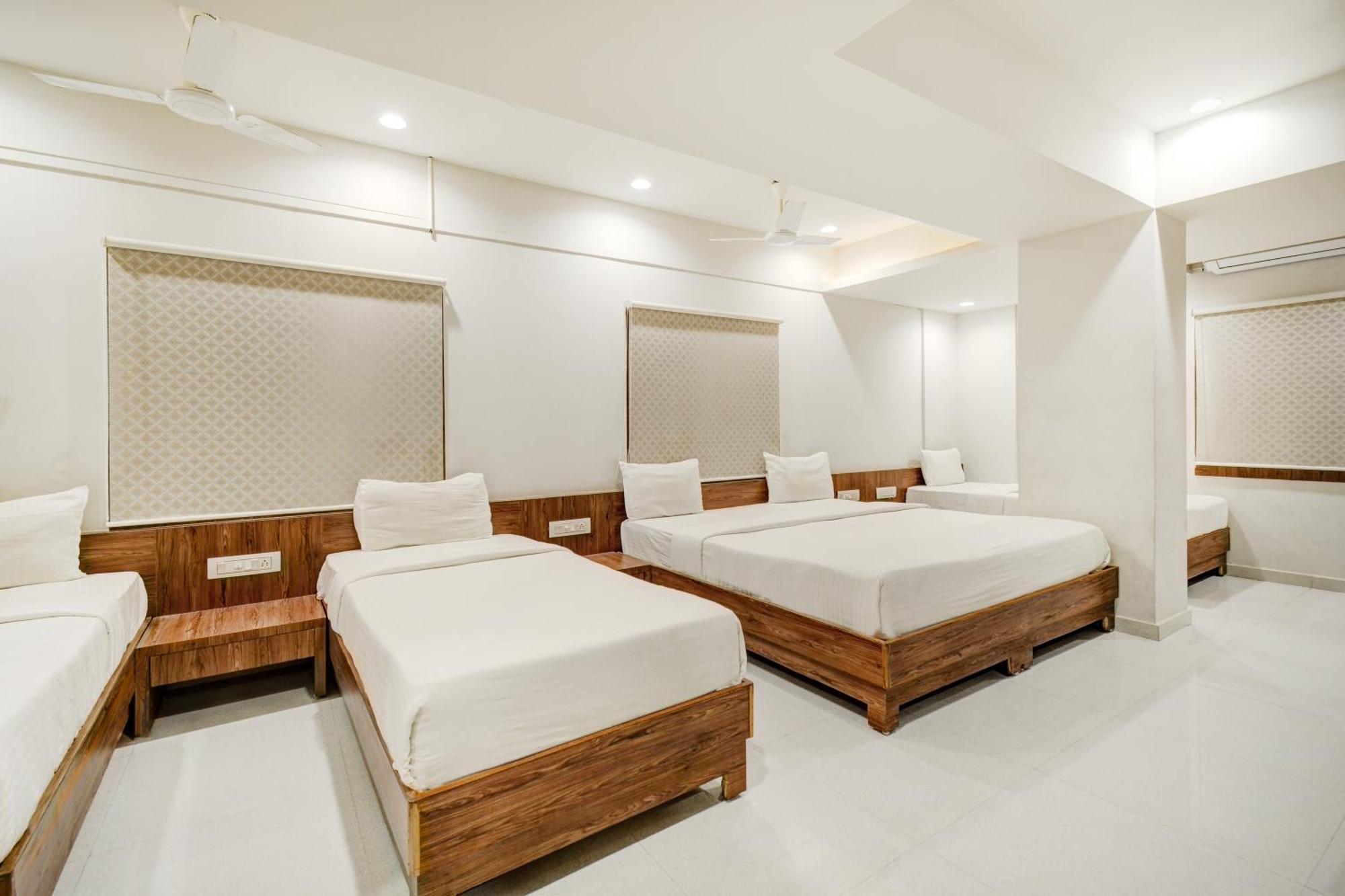 Hotel Desert Inn Tharad Bagian luar foto