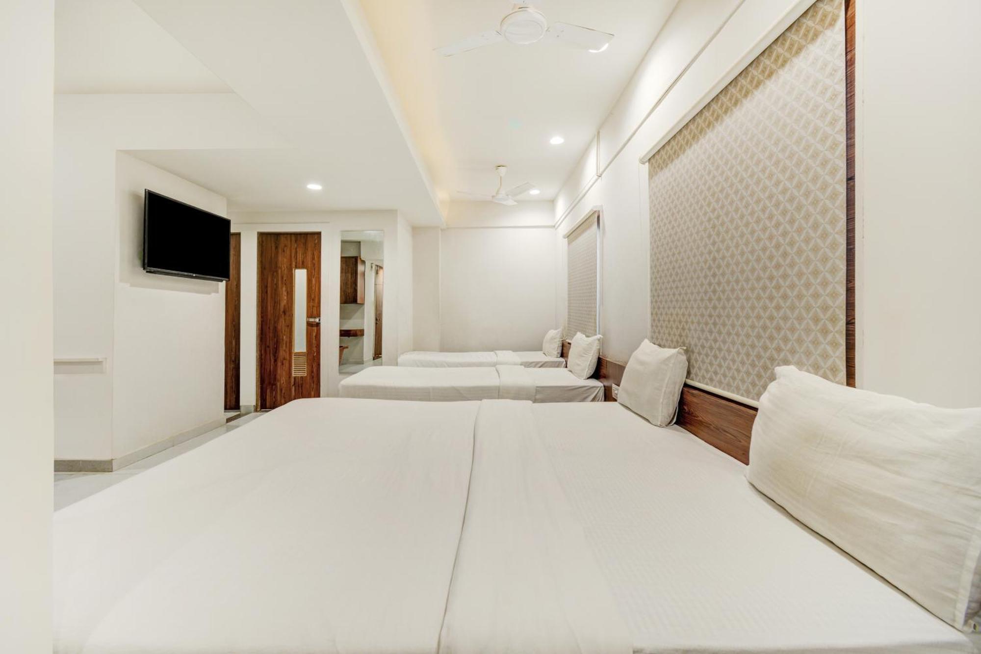 Hotel Desert Inn Tharad Bagian luar foto