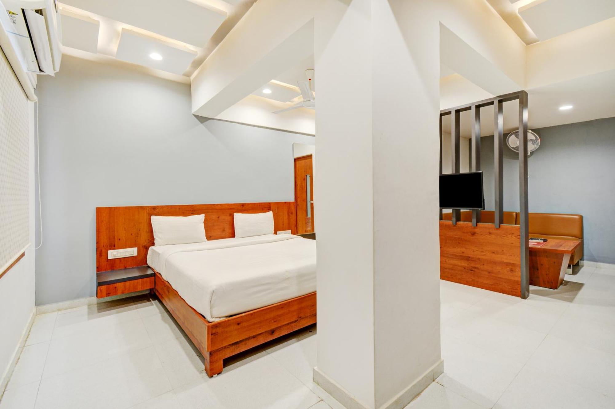 Hotel Desert Inn Tharad Bagian luar foto