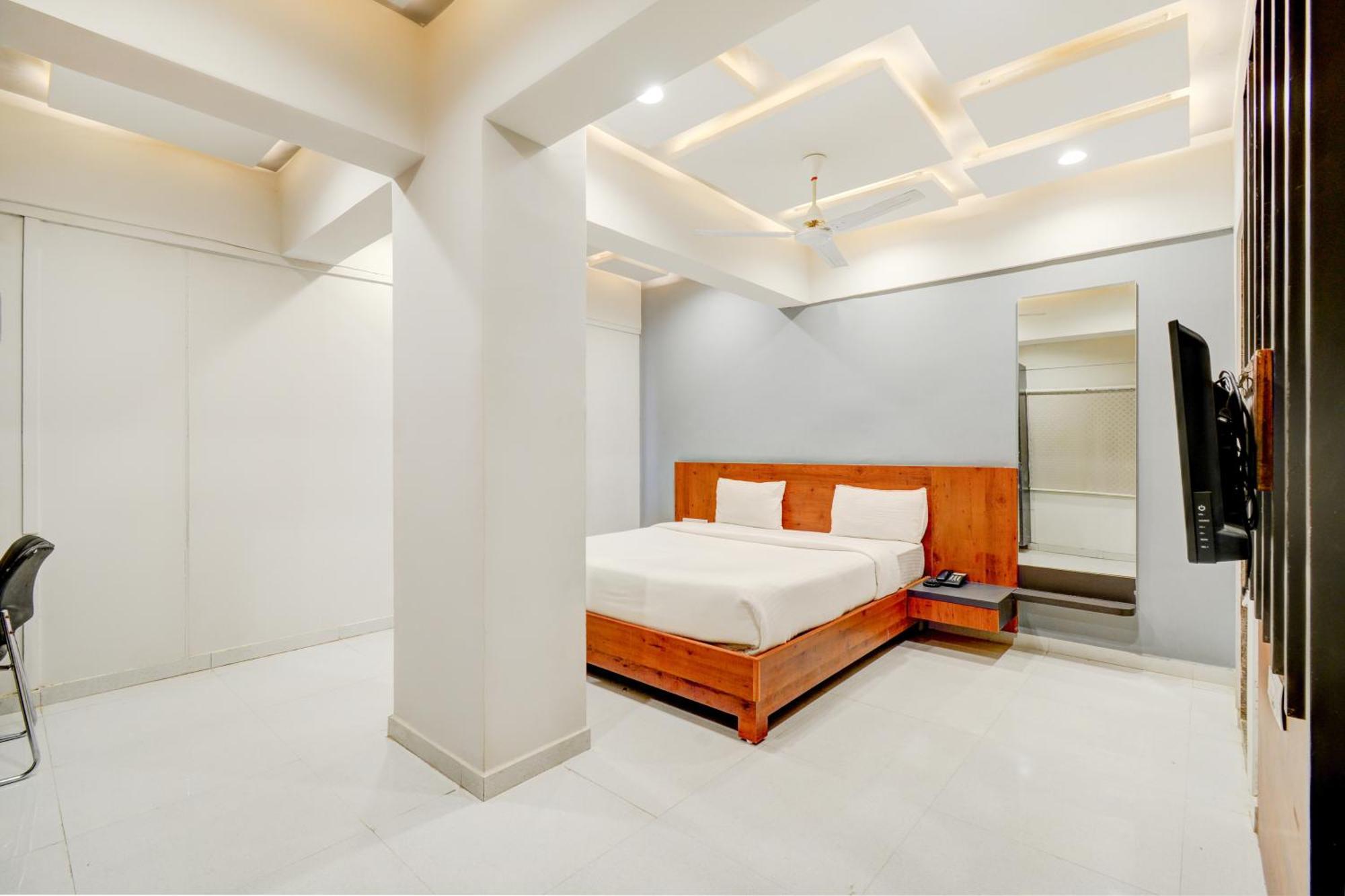 Hotel Desert Inn Tharad Bagian luar foto