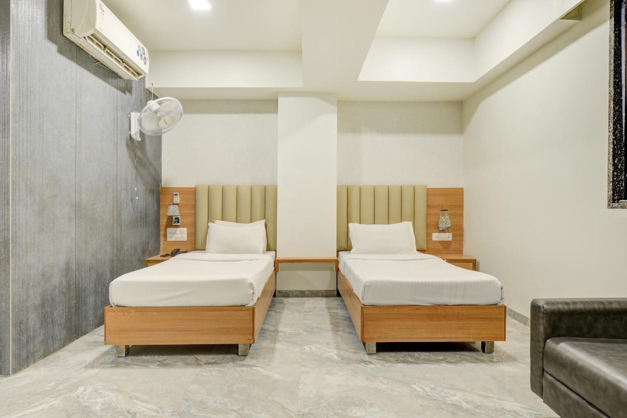 Hotel Desert Inn Tharad Bagian luar foto