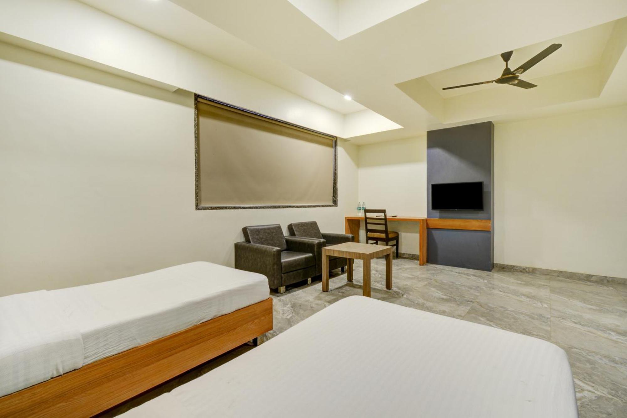 Hotel Desert Inn Tharad Bagian luar foto