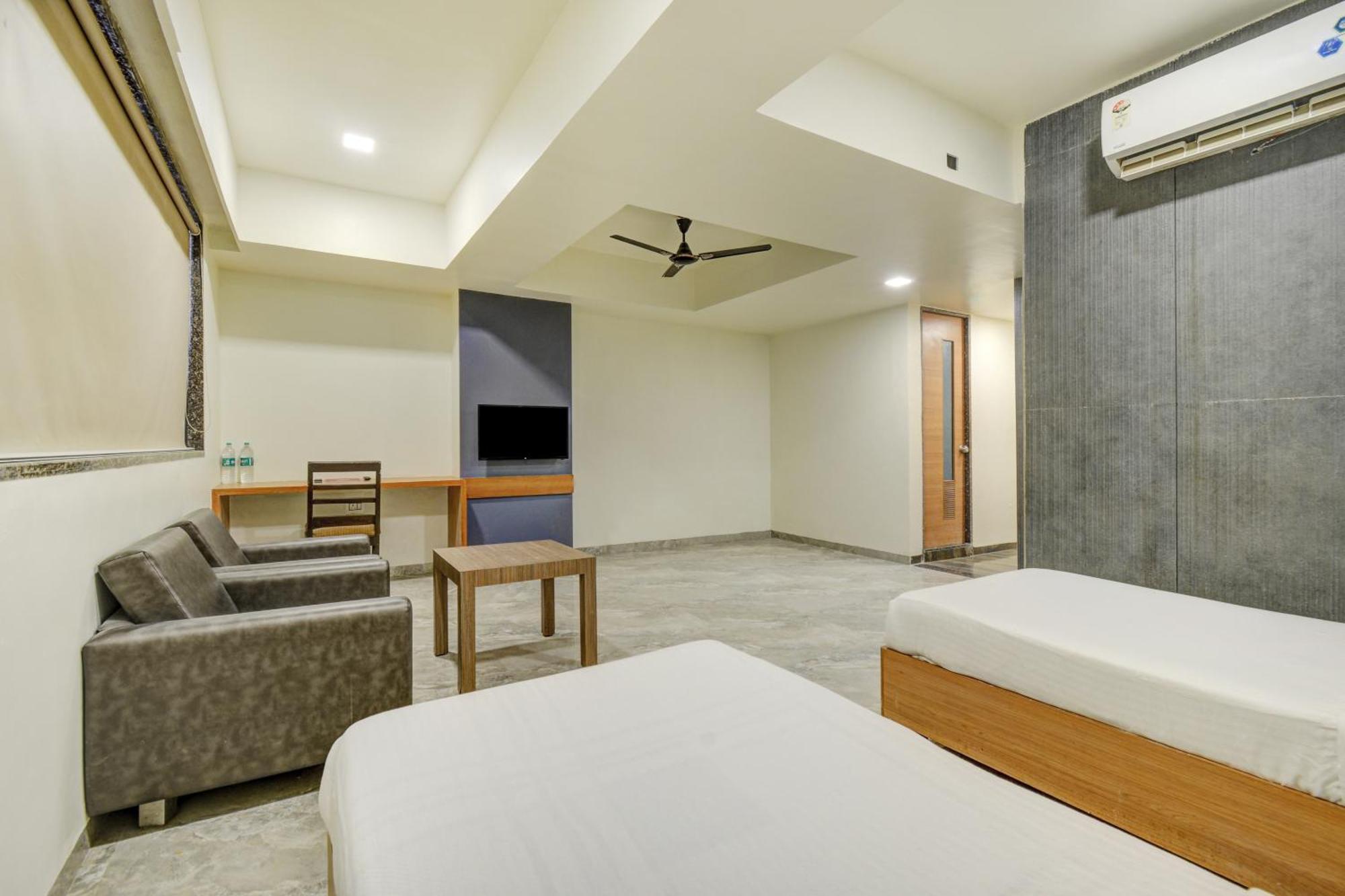 Hotel Desert Inn Tharad Bagian luar foto