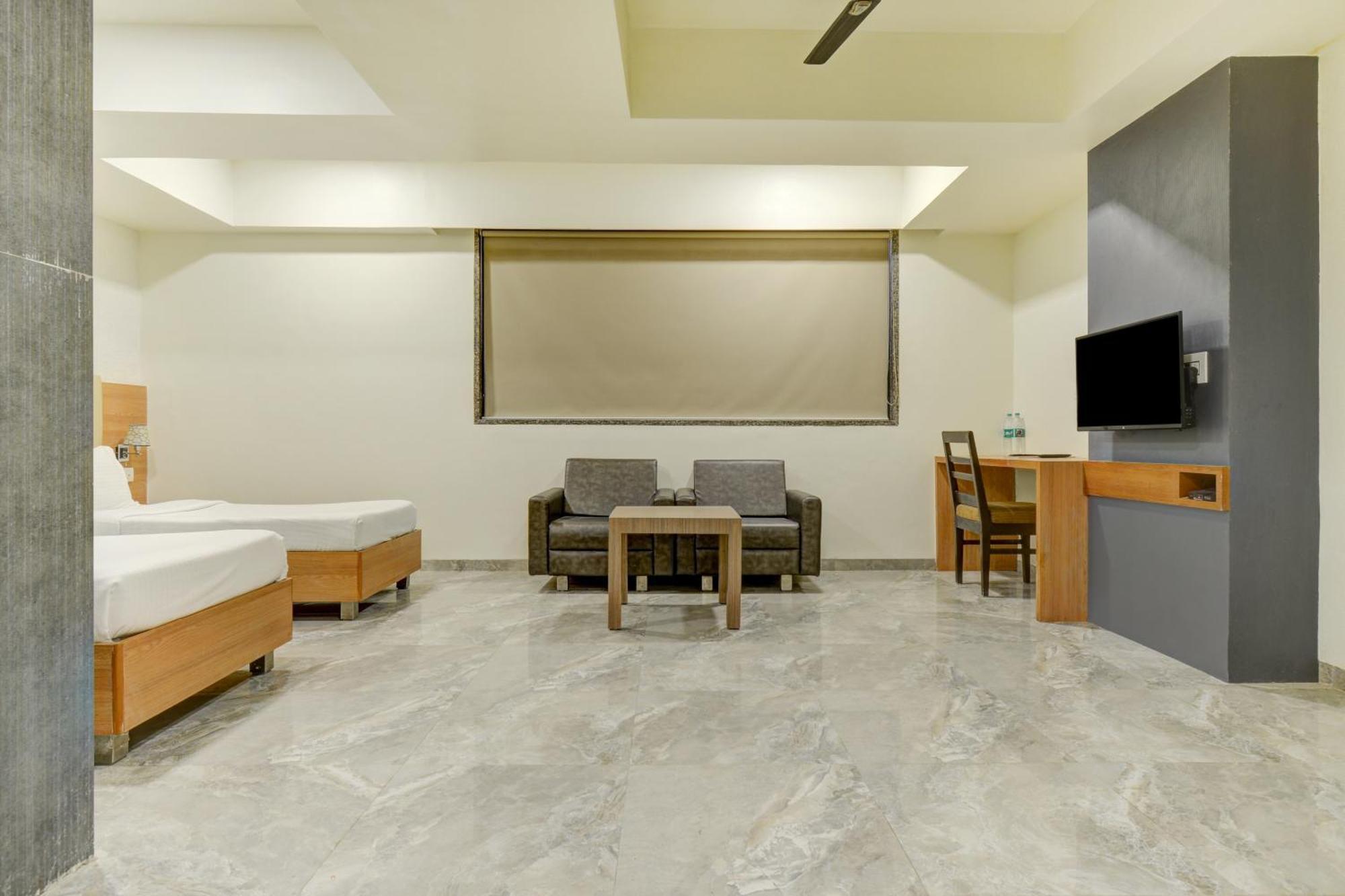 Hotel Desert Inn Tharad Bagian luar foto