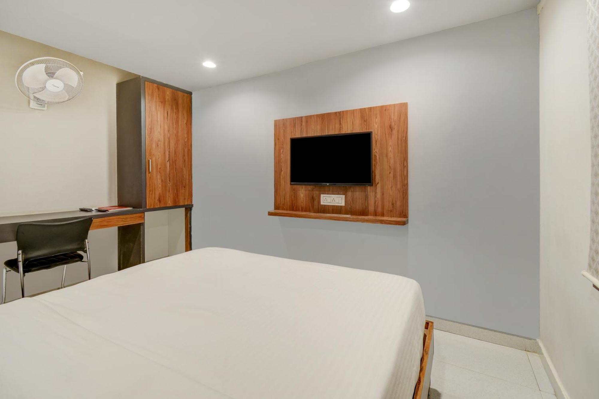 Hotel Desert Inn Tharad Bagian luar foto