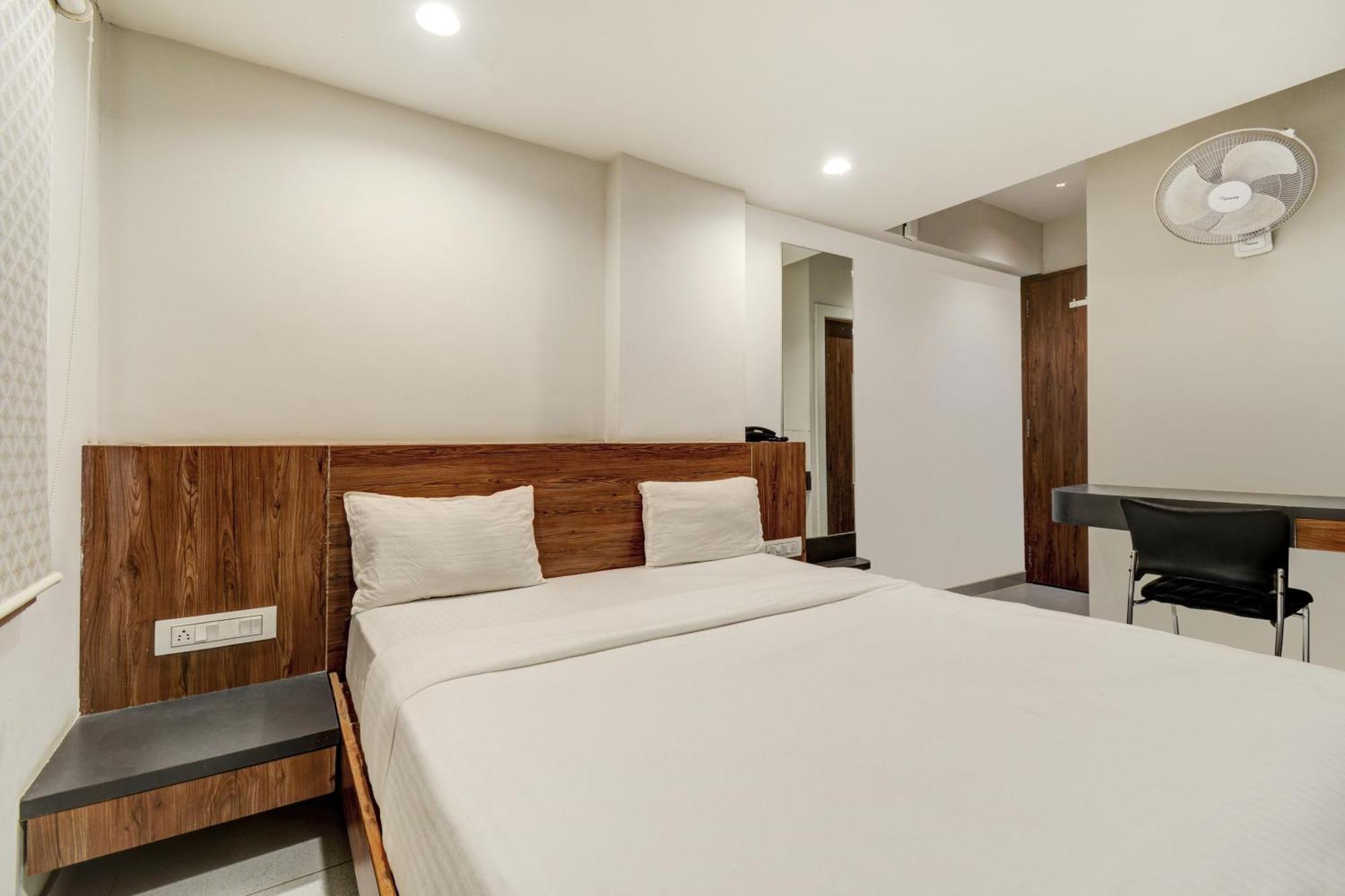 Hotel Desert Inn Tharad Bagian luar foto
