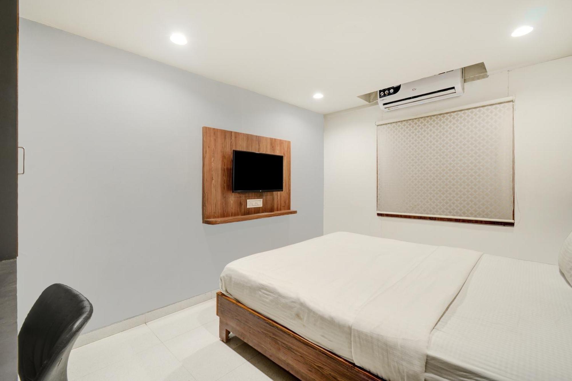 Hotel Desert Inn Tharad Bagian luar foto