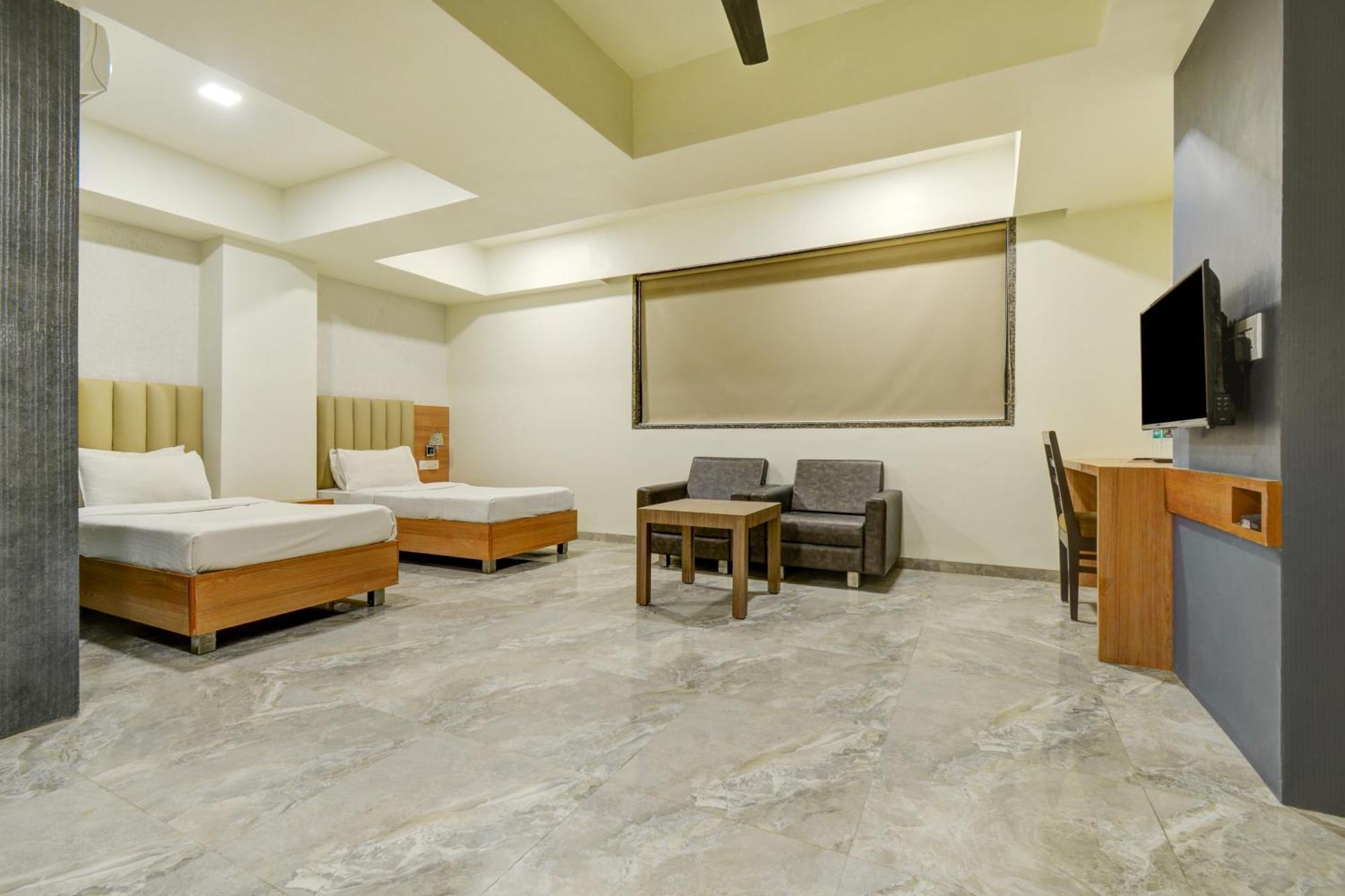 Hotel Desert Inn Tharad Bagian luar foto